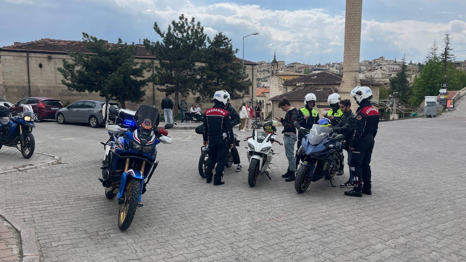 Nevşehir&rsquo;de Jandarmadan Motosiklet Denetimi: 14 S&uuml;r&uuml;c&uuml;ye 70 Bin TL Ceza!