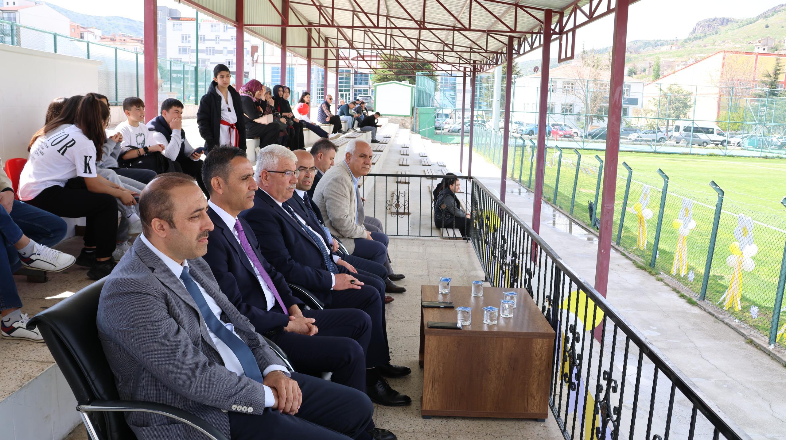 "SEVGİ ŞENLİĞİ" D&Uuml;ZENLENDİ