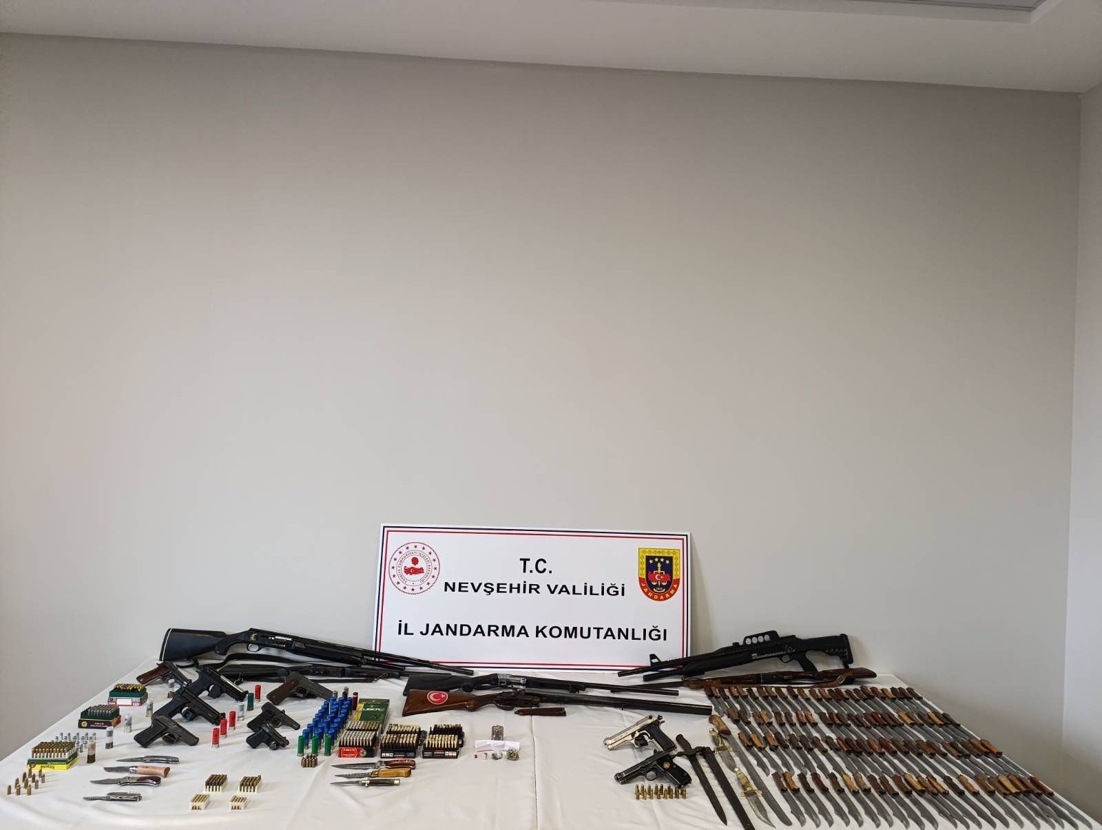 Avanos'ta Cephanelik Gibi Evlerden Silah Yağdı