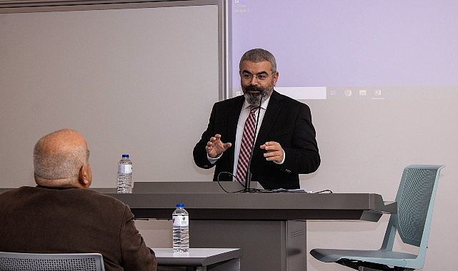 Acıbadem &Uuml;niversitesi&rsquo;nde D&uuml;zenlenen Sempozyumda Sanal Kumar Bağımlılığı Ele Alındı