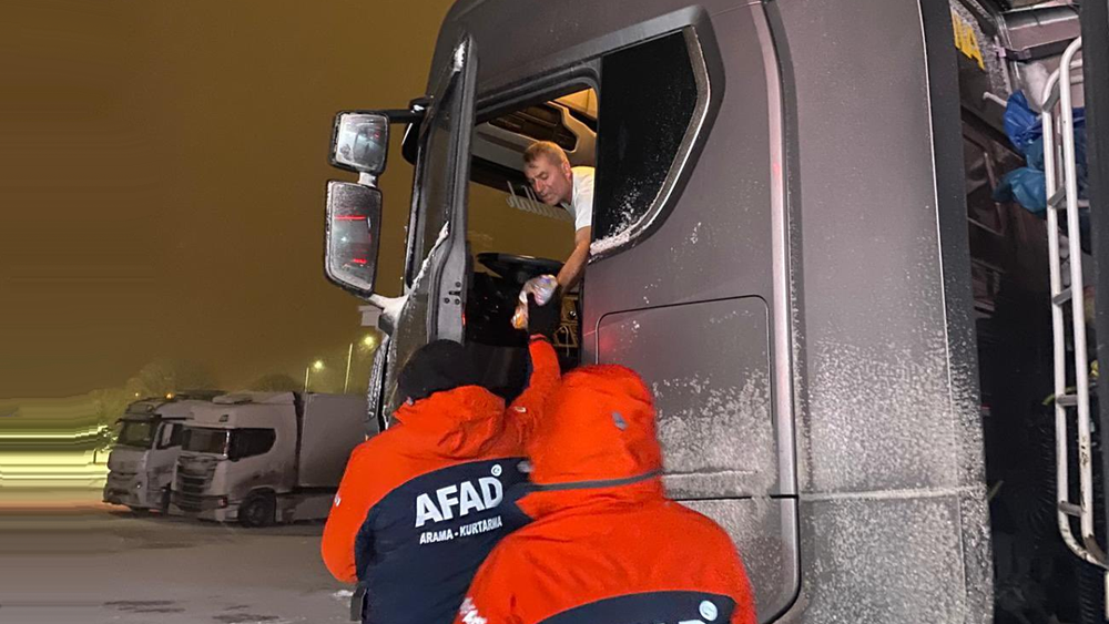 Mahsur Kalan Vatandaşlara AFAD Kumanya Dağıttı