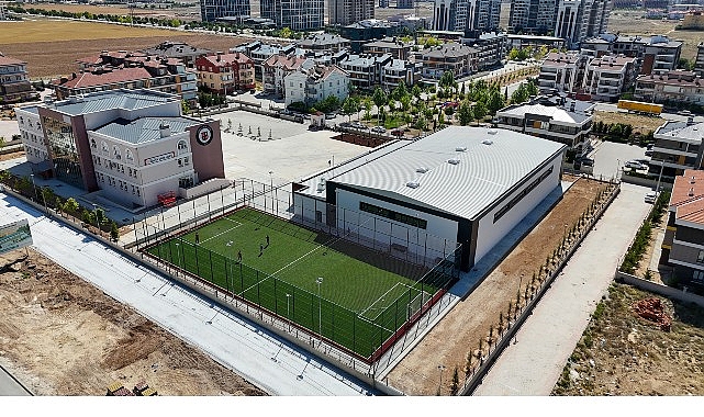Ahmet &Ccedil;alık Kapalı Spor Salonu ve Suni &Ccedil;im Sahası&rsquo;nın Yapımı Tamamlandı