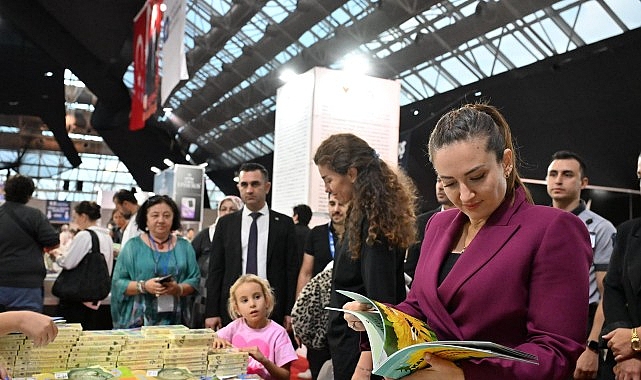 Ahmet &Uuml;mit Antalya Kitap Fuarı&rsquo;nda okurlarıyla buluştu