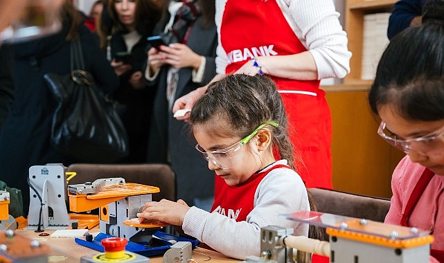 Akbank, D&ouml;n&uuml;ş&uuml;mde Gelecek Var ile   On Binlerce &Ccedil;ocuğun   Eğitim Deneyimini İyileştiriyor