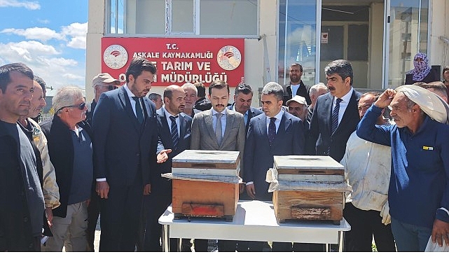 Akfen Yenilenebilir Enerji'den D&uuml;nya Arı G&uuml;n&uuml; Kapsamında Aşkale&rsquo;de &Uuml;reticilere Y&uuml;zde 70 Hibeli Arılı Kovan Desteği