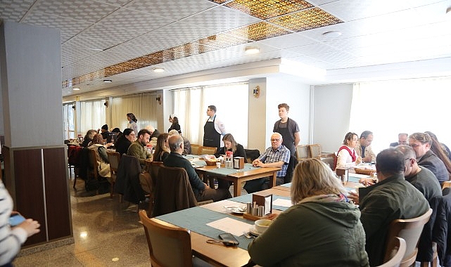 Akıncılar Huzurevi Sakinleri Liseli Aş&ccedil;ılarla Yemek Yarışması Yaptı