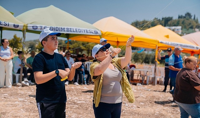 Akk&ouml;y&rsquo;de Rengarenk U&ccedil;urtmalar G&ouml;ky&uuml;z&uuml;n&uuml; S&uuml;sledi