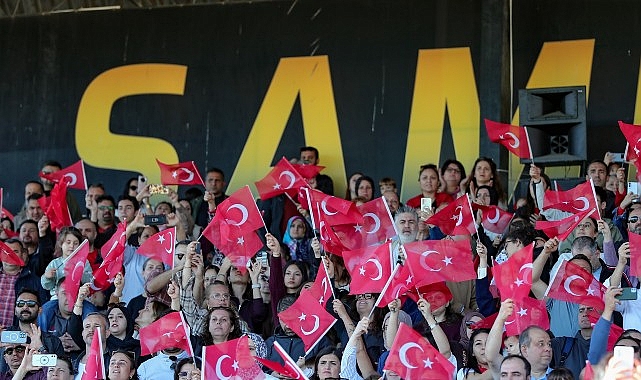 Aliağa Atat&uuml;rk Stadyumu'nda Cumhuriyet Coşkusu