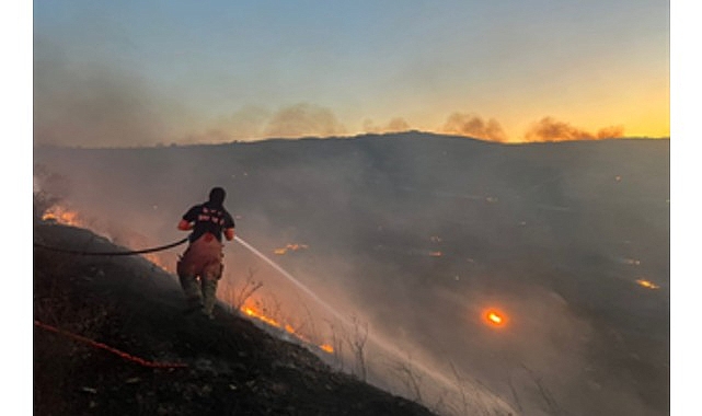 Aliağa Hacı&ouml;merli Mahallesi makilik alanda &ccedil;ıkan yangına m&uuml;dahale s&uuml;r&uuml;yor