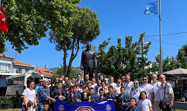 Aliağa&rsquo;nın Yıldızlar Halk Oyunları Ekibi Ege B&ouml;lge Birincisi Oldu