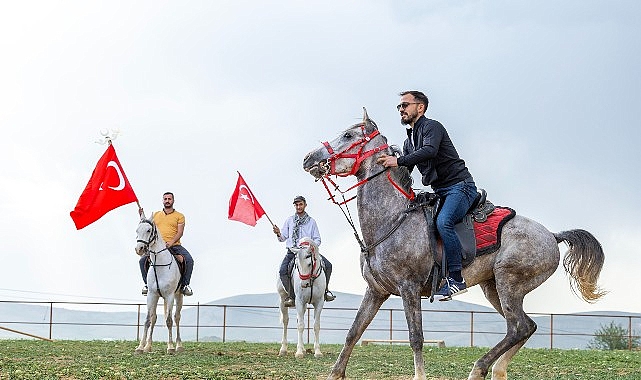 Anadolu Sel&ccedil;uklu Fotoğraf Derneği'nden Atlı Safari Keyfi: &Uuml;yeler ve Aileleri Unutulmaz Bir G&uuml;n Yaşadı