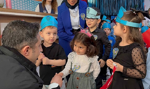 Anne Şehir&rsquo;de polislere s&uuml;rpriz kutlama