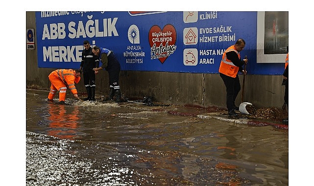Antalya B&uuml;y&uuml;kşehir Belediyesi 714 personel, 374 ara&ccedil; ile sahadaydı