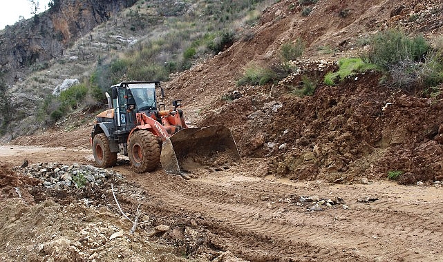 Antalya B&uuml;y&uuml;kşehir Belediyesi ekiplerinden yol mesaisi