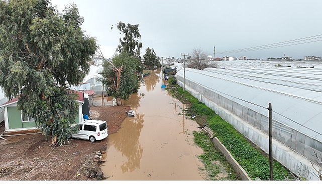 Antalya B&uuml;y&uuml;kşehir Belediyesi sel afetinden zarar g&ouml;ren vatandaşın yanında
