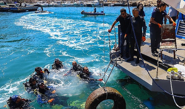 Antalya B&uuml;y&uuml;kşehir Belediyesi&rsquo;nden Kalei&ccedil;i Yat Limanı&rsquo;nda deniz dip temizliği
