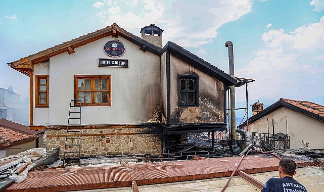 Antalya B&uuml;y&uuml;kşehir İtfaiyesi 3 dakikada m&uuml;dahale etti