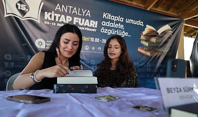 Antalya Kitap Fuarı&rsquo;nda hafta sonu yoğunluğu yaşandı&nbsp;