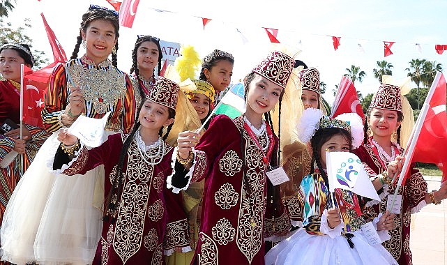 Antalya sokakları d&uuml;nya &ccedil;ocuklarıyla renklendi