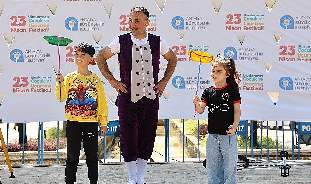 Antalyalı &ccedil;ocuklar 23 Nisan&rsquo;ı dolu dolu kutluyor