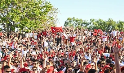  Antalyalılar D&uuml;nya Kupası heyecanı i&ccedil;in Olbia Kent Meydanı&rsquo;nda buluştu