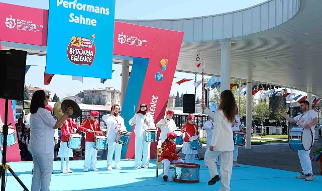 &ldquo;Arı Maya&rdquo; Kocaelili minikler i&ccedil;in sahnede