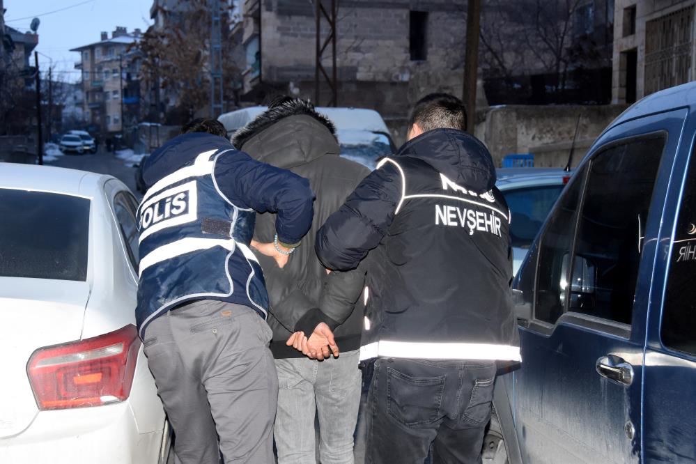 Kargo ile Uyuşturucu Ticareti Yapan 26 Kişi G&ouml;zaltına Alındı