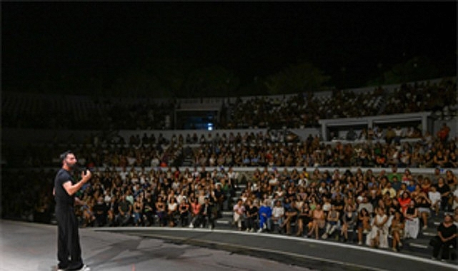 Aşkım Kapışmak ile İzmir Enternasyonal Fuarı&rsquo;nda kahkaha dolu gece