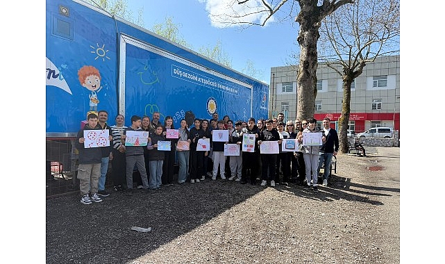 Ateşb&ouml;ceği&rsquo;nin ışığı boyama kitabına d&ouml;n&uuml;şt&uuml;: Domino&rsquo;s&rsquo;tan &ccedil;ocuklara 23 Nisan armağanı!