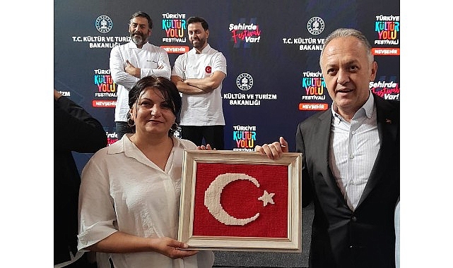 At&ouml;lyemizde Dokuduğumuz T&uuml;rk Bayrağını Hediye Ettik