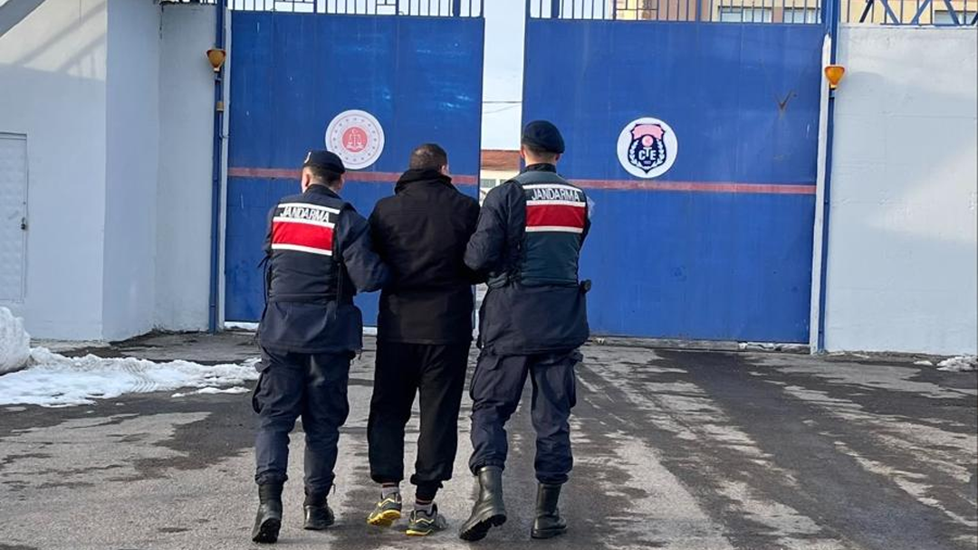 Jandarmadan Sahte Kimlikli Firariye Şok Baskın