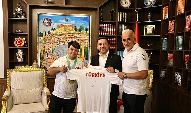 Avrupa Şampiyonu Ramazan &Uuml;nl&uuml;, Başkan Arı&rsquo;yı Ziyaret Etti