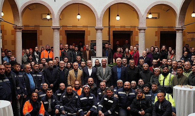 Ayvalık Belediye Başkanı Mesut Ergin yılın son g&uuml;n&uuml;nde belediye &ccedil;alışanlarıyla bir araya geldi.