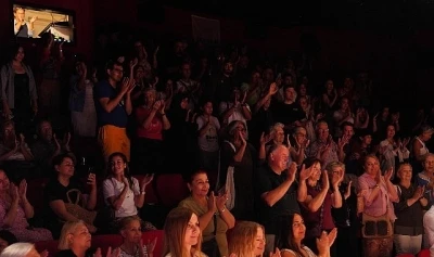 Ayvalık Belediye Tiyatrosu&rsquo;nun Yeni Oyunu &ldquo;Araftasınız&rdquo; Seyirciyle Buluştu