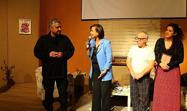 Ayvalık Belediye Tiyatrosu&rsquo;na &ouml;d&uuml;l yağdı&hellip;
