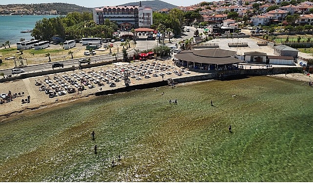 Ayvalık Belediyesi plajlarında g&ouml;ndere &ldquo;Mavi Bayrak&rdquo; &ccedil;ekildi&hellip;