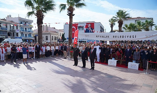 Ayvalık&rsquo;ın d&uuml;şman işgalinden kurtuluşunun 103. yılı, Cumhuriyet Meydanı&rsquo;nda d&uuml;zenlenen etkinliklerle coşkuyla kutlandı.