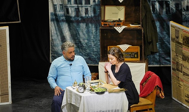 Ayvalık&rsquo;ta Duygu Dolu Tiyatro Akşamı