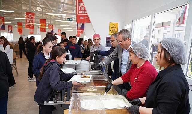 Ayvalık&rsquo;ta &Ouml;ğrenci Kent Lokantasında 3 &Ccedil;eşit Yemek 30 Lira