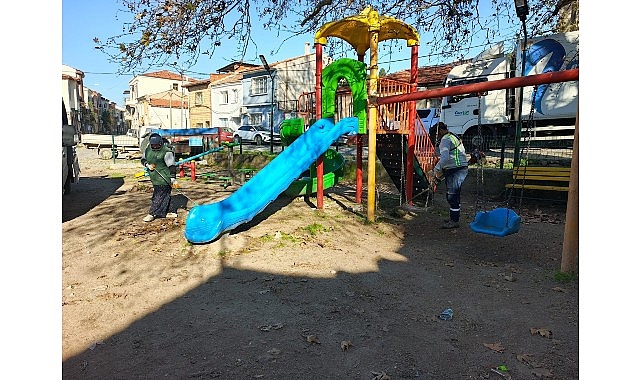 Ayvalık&rsquo;ta Park ve Bah&ccedil;eler Ekiplerinden 7/24 Yoğun Mesai