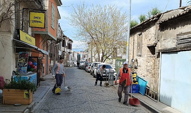 Ayvalık&rsquo;ta Temizlik Seferberliği S&uuml;r&uuml;yor