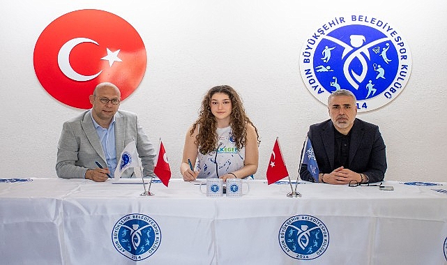 Azra Kaya Profesyonel S&ouml;zleşme İmzaladı