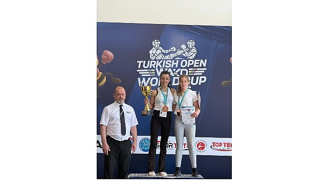 Bağcılar Belediyesi personeli Emine Arslan, Kick Boks D&uuml;nya Kupası Şampiyonu oldu