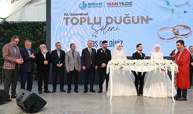 Bağcılar&rsquo;da 8 &ccedil;ift, Ticaret Bakanı &Ouml;mer Bolat&rsquo;ın şahitliğinde evlendi