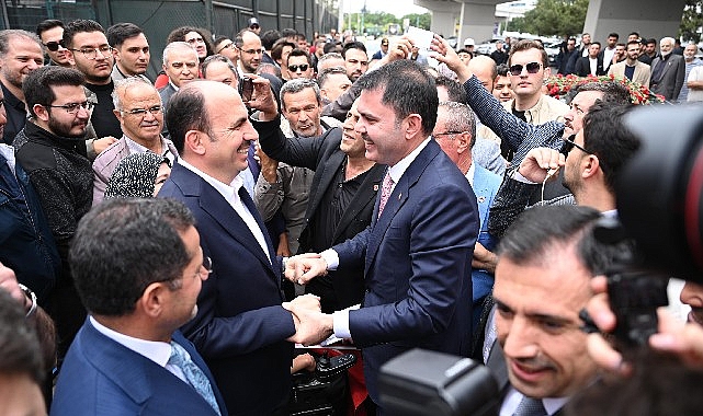 Bakan Kurum T&uuml;rbe&ouml;n&uuml; &Ccedil;arşılarında Konyalılarla Kucaklaştı