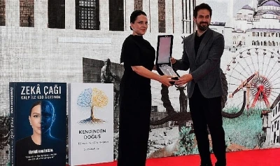 Bakan Yardımcısı Dr. Batuhan Mumcu, Araştırmacı Yazar &Uuml;mm&uuml;hani Kara&rsquo;ya &Ouml;d&uuml;l&uuml;n&uuml; Takdim Etti 
