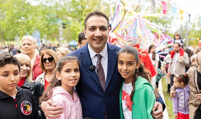 Bal&ccedil;ova&rsquo;da 23 Nisan Coşkusu Zirveye Ulaştı: Meydanlar &Ccedil;ocukların Neşesiyle Doldu