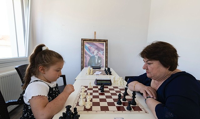 Bal&ccedil;ova&rsquo;da iki kuşak, satran&ccedil; turnuvasında buluştu