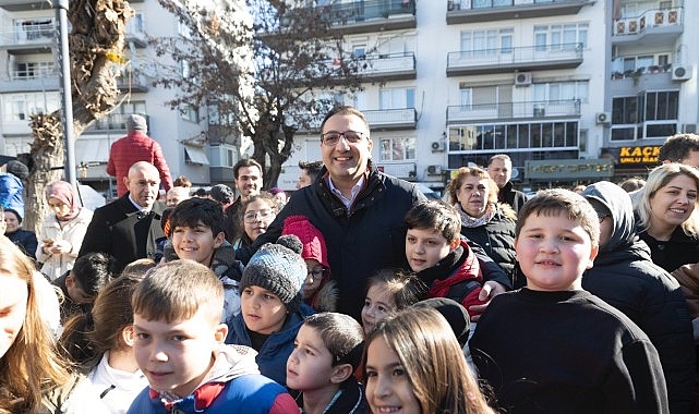 Bal&ccedil;ova&rsquo;da Kar Şenliği Coşkusu: Başkan Onur Yiğit &Ccedil;ocuklarla Kar Sevincine Ortak Oldu