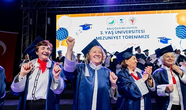 Bal&ccedil;ova&rsquo;da Mezuniyet Coşkusu: 3. Yaş &Uuml;niversitesi&rsquo;nde Kepeler Umuda  Atıldı